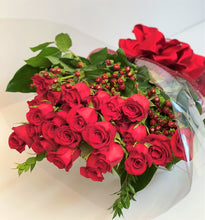 Load image into Gallery viewer, V3 - Classic Long Stem Rose Bouquet (12 Roses) - Flowerplustoronto

