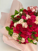 Load image into Gallery viewer, F271 - Rose Luxury Bouquet (No Vase)
